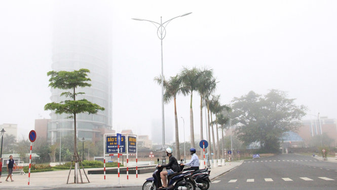 Sương mù vây phủ trên nhiều tòa nhà - Ảnh: Trường Trung