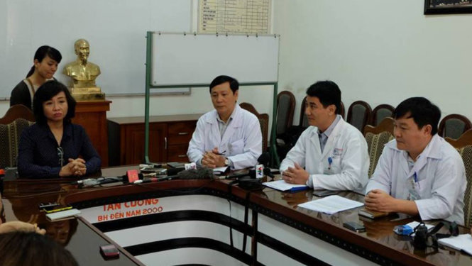 Lãnh đạo ngành y tế, Bệnh viện Đà Nẵng trong cuộc trao đổi với các cơ quan báo chí về trường hợp của bệnh nhân Là - Ảnh: Đ.Cường