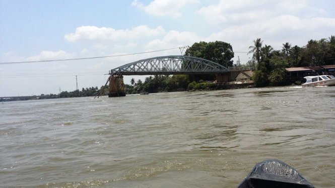 Nhịp giữa cầu Ghềnh đã rớt xuống sông sau tai nạn - Ảnh: Sơn Định