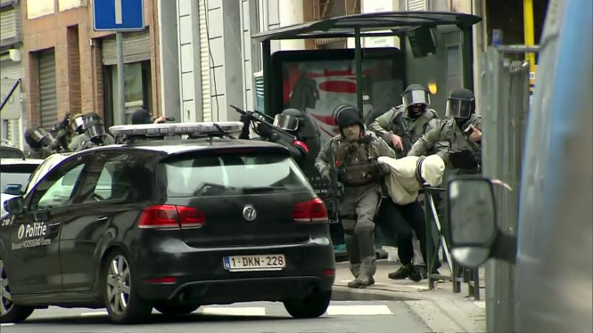Một kẻ tình nghi bị bắt giữ tại khu Molenbeek - Ảnh: Reuters