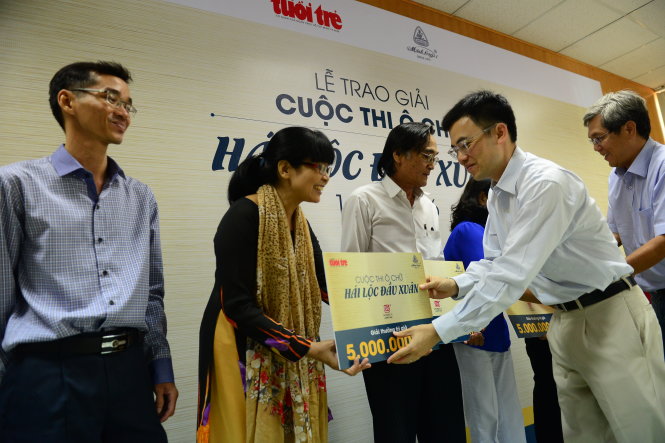 Ông Lý Huy Sáng trao giải cho bạn đọc - Ảnh: Quang Định