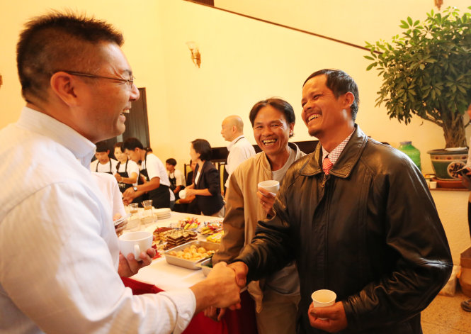 Nông dân trồng cà phê trao đổi với các chuyên gia tại cuộc thi - Ảnh: M.Vinh