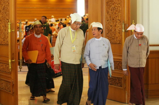Tân Tổng thống Htin Kyaw thường mặc trang phục truyền thống đi hội họp. Trong ảnh: Tổng thống Htin Kyaw lần đầu tiên tham dự cuộc họp của Quốc hội hôm 18-3 - Ảnh: Đảng NLD