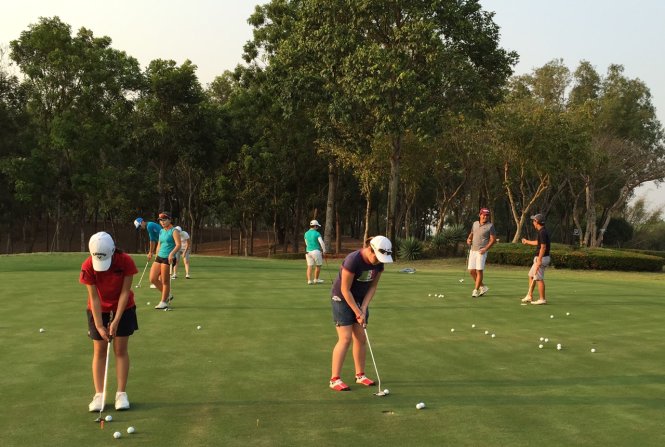 Một buổi tập rèn cảm giác đẩy bóng vào lỗ của các em học sinh Hàn Quốc ở sân golf Bochang - Ảnh: T.V.N.