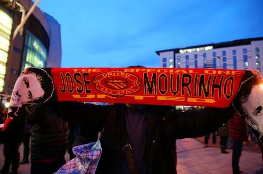 Các CĐV M.U giăng biểu ngữ chào đón Mourinho trước trận derby Manchester. Ảnh: BBC