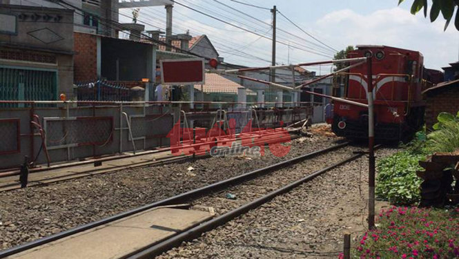 Tàu lửa dừng ngay chợ Bửu Hòa, Biên Hòa, Đồng Nai, gần cầu Gềnh - Ảnh: Bạn đọc Hữu Hòa