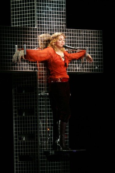 Cây thánh giá xuất hiện liên tục trong những tour diễn của Madonna - Ảnh: Wenn