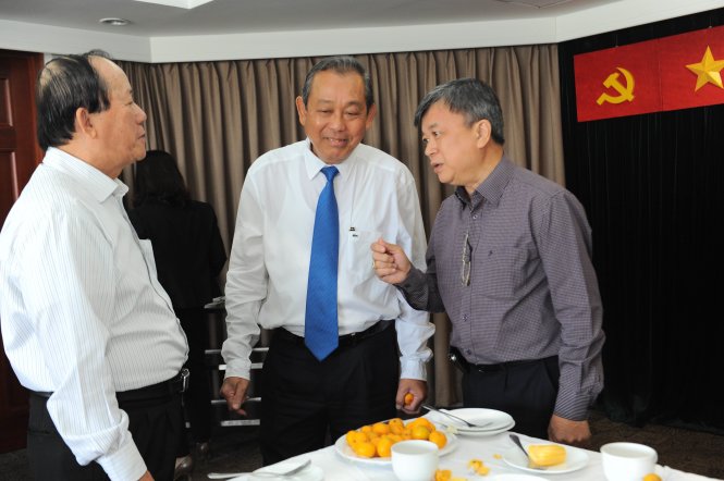 Ông Trương Hòa Bình, chánh án TAND tối cao (giữa), trao đổi với các đại biểu tham dự hội thảo - Ảnh: Tự Trung