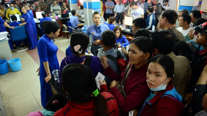Nhiều hành khách đi chuyến tàu SE22 trả vé khi quay về ga Sài Gòn, TP.HCM để đi băng phương tiện khác (ảnh chụp lúc 14g40)  - Ảnh: Quang Định