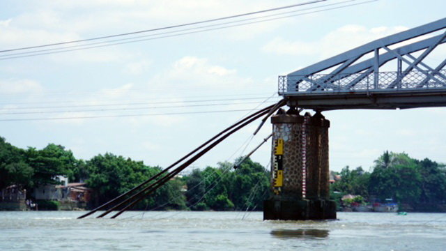 Nhịp cầu Ghềnh đã rót hẳn xuống sông sau tai nạn - Ảnh: Sơn Định