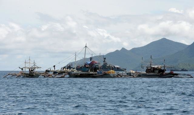 Tàu đánh cá neo tại vịnh Ulugan, Philippines - Ảnh: AFP