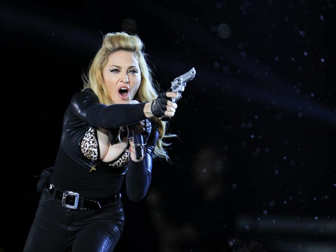 Hình ảnh khó quên khi Madonna... vác súng (giả) lên sân khấu trong phần trình diễn ca khúc - Ảnh: Reuters
