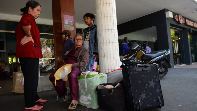 Người dân mệt mỏi chờ lên ô tô trung chuyển ra ga Biên Hòa - Ảnh: Hữu Khoa