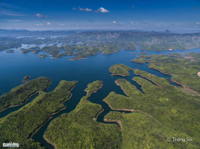 Hồ Tà Đùng với 36 hòn đảo lớn nhỏ nằm ở huyện Đắk G'long, Đắk Nông. Nhìn từ trên cao nơi đây giống như vịnh Hạ Long thu nhỏ - Ảnh Lê Thế Thắng