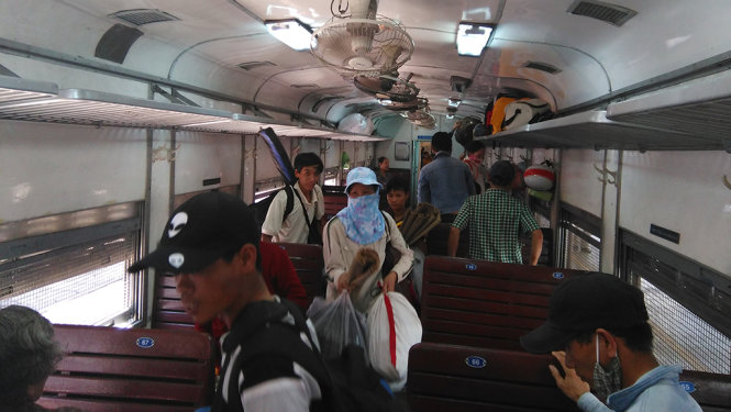 Hành khách tại ga Sài Gòn xuống tàu để di chuyển bằng ô tô đến Đồng Nai - Ảnh: Quang Khải