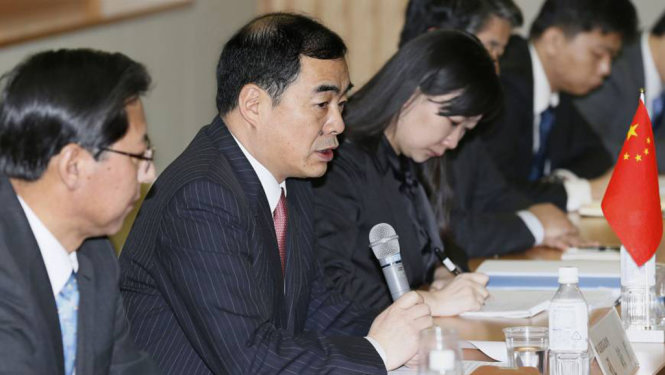 Trợ lý Ngoại trưởng Trung Quốc, ông Khổng Huyễn Hựu trong cuộc gặp với Thứ trưởng Ngoại giao Nhật Bản Shinsuke Sugiyama ngày 29-2 - Ảnh: Kyodo News