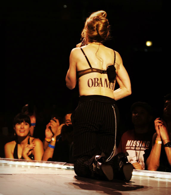 Madonna cởi áo khoe dòng chữ Obama - Ảnh: The Daily Mocha