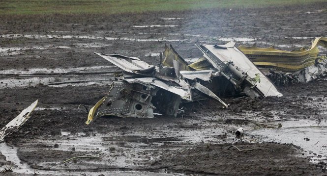Những mảnh vụ còn sót lại của chiếc máy bay xấu số - Ảnh: Reuters