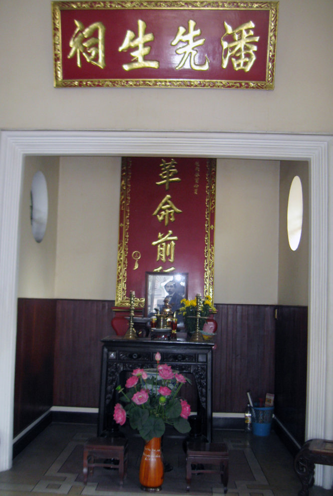 Bàn thờ Phan Châu Trinh bên trong đến thờ ờ số 9, Phan Thúc Duyện, P.4, Tân Bình, TP. Hồ Chí Minh