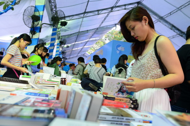 Bạn trẻ tìm mua sách tại Hội sách TP.HCM chiều 21-3 - Ảnh: Quang Định