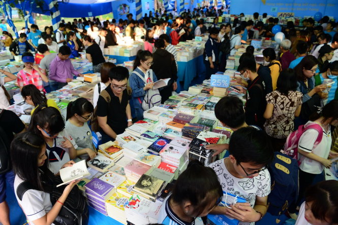 Đông đảo bạn trẻ tìm mua sách tại gian hàng của Tiki ở Hội sách TP.HCM chiều 21-3 - Ảnh: Quang Định