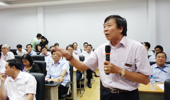 PGS.TS Nguyễn Kim Hồng - hiệu trưởng Trường ĐH Sư phạm TP.HCM phát biểu tại cuộc họp chiều 21-3. Ảnh: Như Hùng