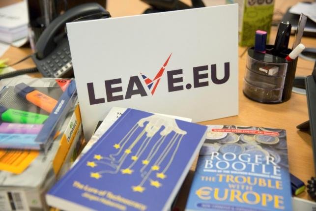 Biểu trưng kêu gọi rời EU của tổ chức vận động Leave.Eu trong văn phòng của họ ở London, Anh. Ảnh: Reuters