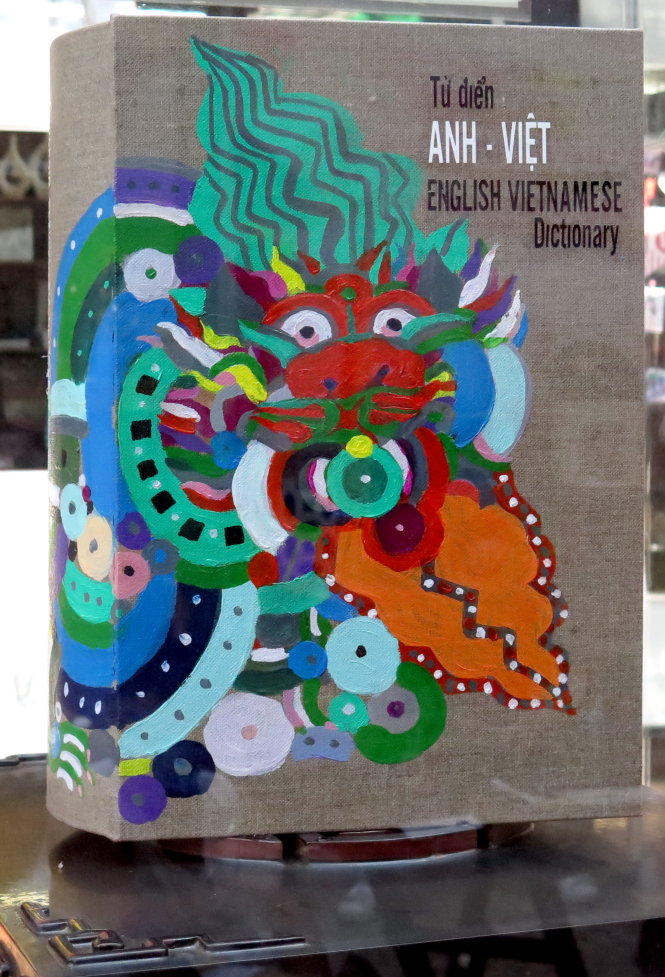 Quyển từ điển với bìa là bức tranh Con rồng châu Á của họa sĩ 
Đặng Xuân Hòa - Ảnh: L.Điền