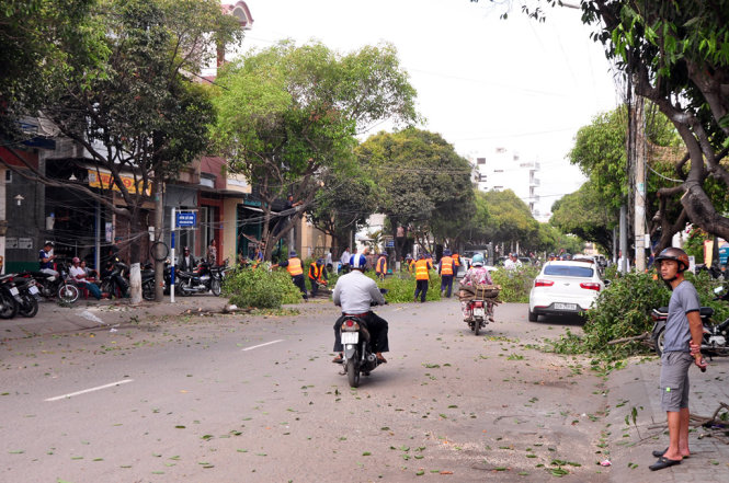 Các lượng lực chức năng tỉnh Đồng Nai tăng cường dọn dẹp khu vực trước Ga Biên Hòa - Ảnh: ĐỨC TRONG