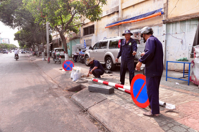 Các lượng lực chức năng tỉnh Đồng Nai tăng cường dọn dẹp khu vực trước Ga Biên Hòa - Ảnh: ĐỨC TRONG