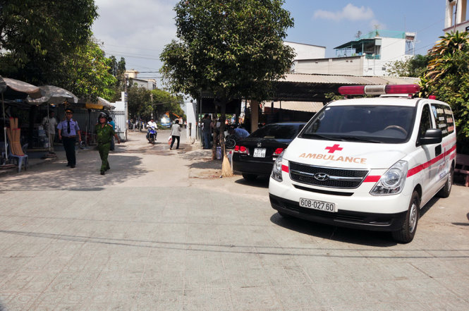 Một xe cứu thương cũng đang túc trực tại ga Biên Hòa, sẵn sàng cho mọi tình huống - Ảnh: ĐỨC TRONG