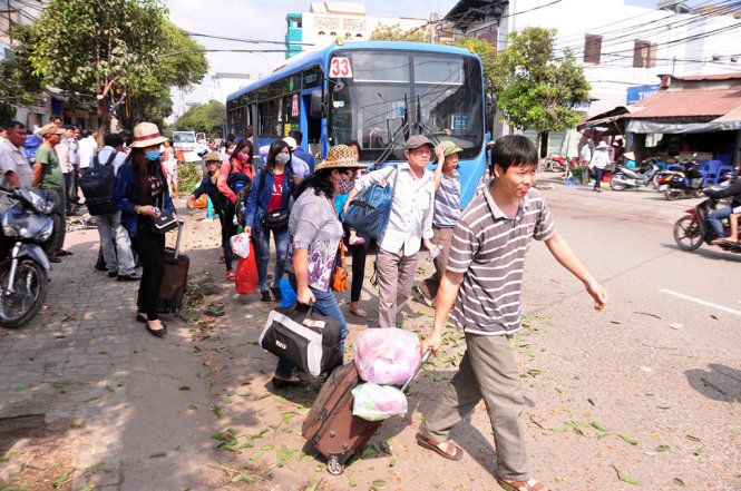 Những hành khách được xe buýt trung chuyển từ Ga Sài Gòn về tại Ga Biên Hòa - Ảnh: ĐỨC TRONG