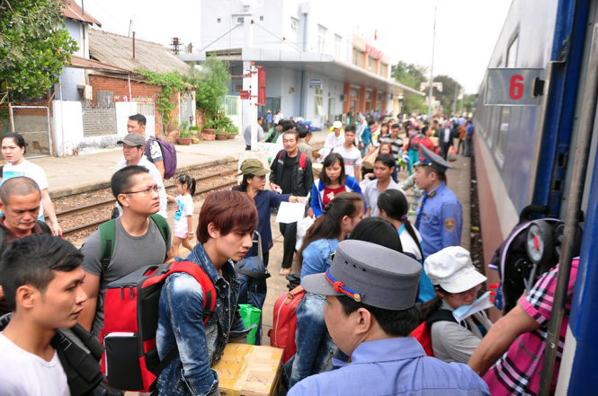 Các hành khách lên tàu SE6 tại Ga Biên Hòa, bắt đầu hành trình ra các tỉnh phía Bắc và Trung - Ảnh: ĐỨC TRONG