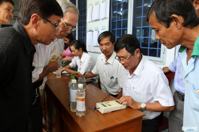 Mỗi ngày có hàng chục nông dân ở huyện Chợ Lách, tỉnh Bến Tre lấy nước trong vườn cây ăn trái và trên rạch gần nhà cho vào chai rồi mang đến Phòng Nông nghiệp và phát triển nông thôn huyện nhờ đo độ mặn - Ảnh: Vân Trường