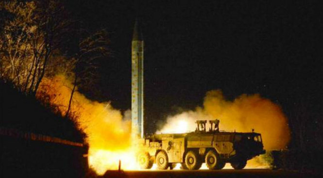 Một tên lửa đạn đạo được Triều Tiên phóng bất chấp lệnh trừng phạt của LHQ - Ảnh: Independent