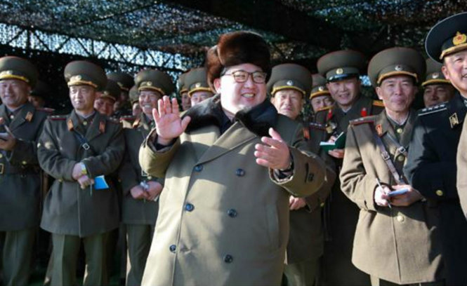 Ông Kim Jong Un cũng được chụp ảnh đi thị sát diễn tập quân sự - Ảnh: Independent