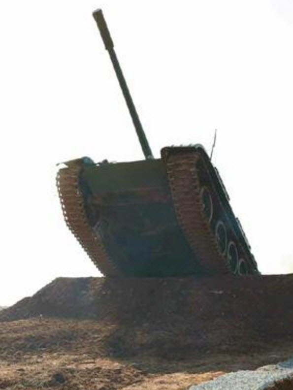Một xe tăng tham gia diễn tập - Ảnh: Independent
