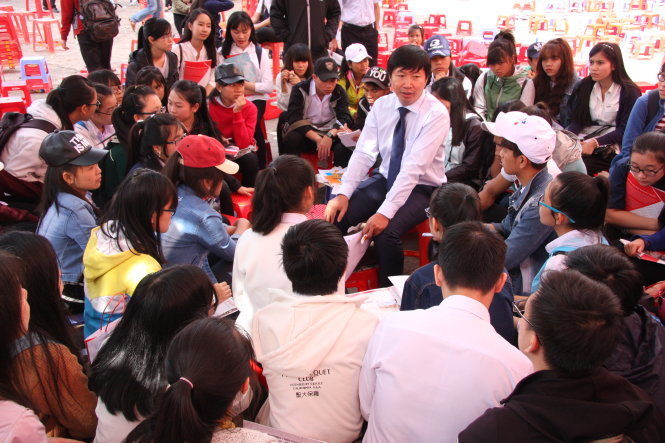 PGS.TS Nguyễn Ngọc Khôi - phó trưởng phòng đào tạo Trường ĐH Y dược TP.HCM - tư vấn chuyên sâu cho học sinh Đắk Lắk sáng 20-2. Thầy Khôi sẽ tiếp tục có mặt trong Ngày hội tư vấn tuyển sinh - hướng nghiệp 2016 tại TP.HCM - Ảnh: Trần Huỳnh