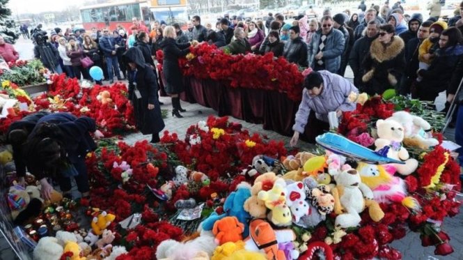 Nhiều người dân đã tới sân bay ở Rostov-on-Don ngày 20-3 để tỏ lòng thương tiếc với những người bị nạn - Ảnh: AFP