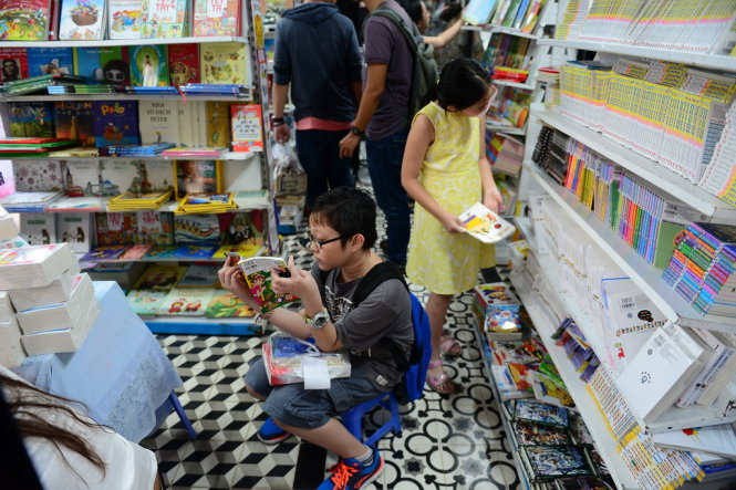 Trẻ em tìm đọc sách tại đường sách Nguyễn Văn Bình - Ảnh: Quang Định