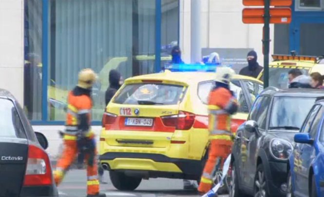 Nhân viên cứu hộ đang làm việc bên ngoài nhà ga tàu điện Maelbeek ở Brussels sau vụ nổ. Ảnh: Reuters