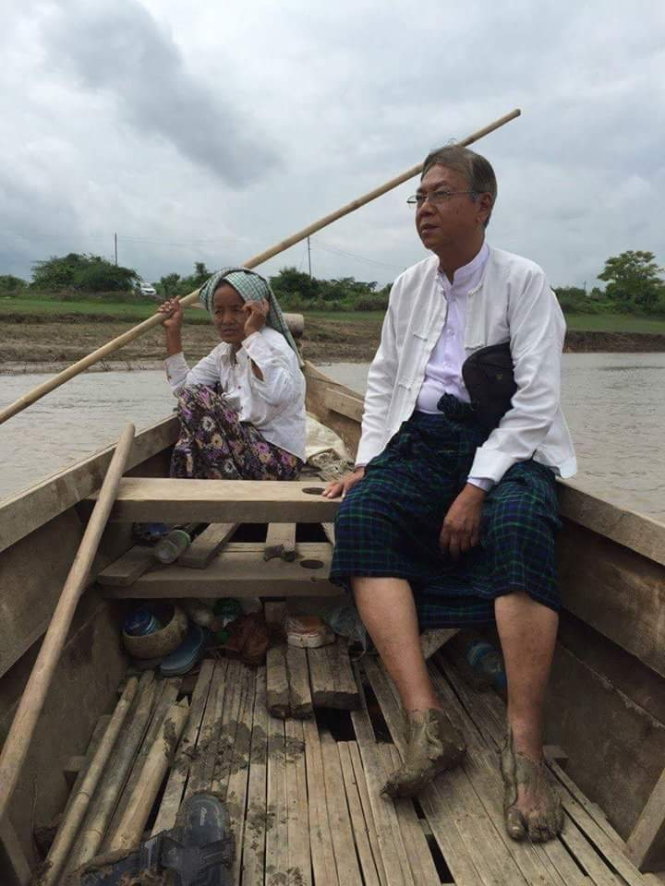 Ông Htin Kyaw chẳng ngại lội bùn đi cứu trợ cho dân -
Ảnh: Daw Khin Kyi Foundation