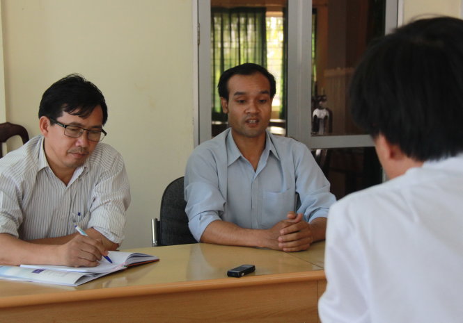 Bác sĩ Trịnh Đức Lam (trái) và bác sĩ Y Tâm trao đổi với phóng viên Tuổi Trẻ chiều 21-3 - Ảnh: Trung Tân
