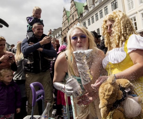 Người dân Đan Mạch vui vẻ trong lễ hội hóa trang ở thủ đô Copenhagen - Ảnh: Reuters