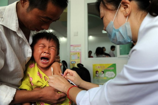 Vụ bê bối vắc xin giả và kém chất lượng đang gây chấn động Trung Quốc khi nghi can bi bắt gần một năm mới được công khai - Ảnh: AFP
