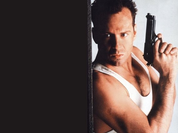 Hình tượng anh hùng ăn may được Bruce Willis tái hiện rất thành công trong Die Hard - Ảnh: IMDB