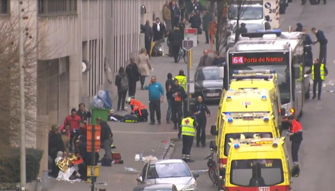 Các lực lượng đặc nhiệm đã tiếp cận hiện trường cùng với cảnh sát và nhân viên y tế - Ảnh: Sky News