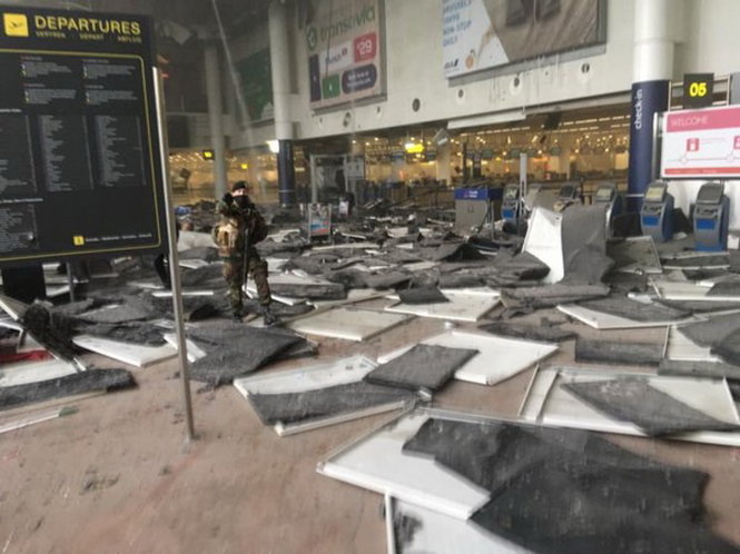 Khung cảnh đổ nát trong sân bay sau vụ nổ - Ảnh: Twitter