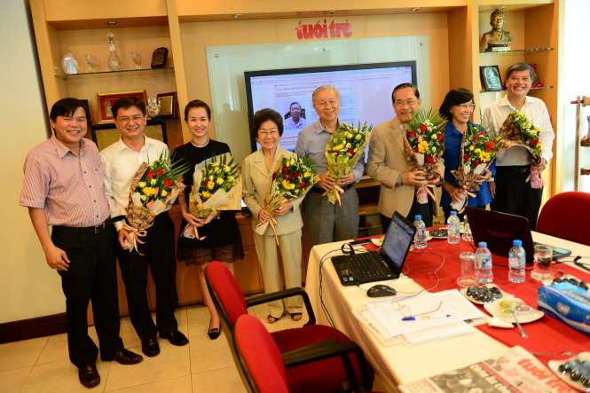 Tổng biên tập báo Tuổi Trẻ Tăng Hữu Phong tặng hoa cho các khách mời tham gia buổi giao lưu - Ảnh: Quang Định
