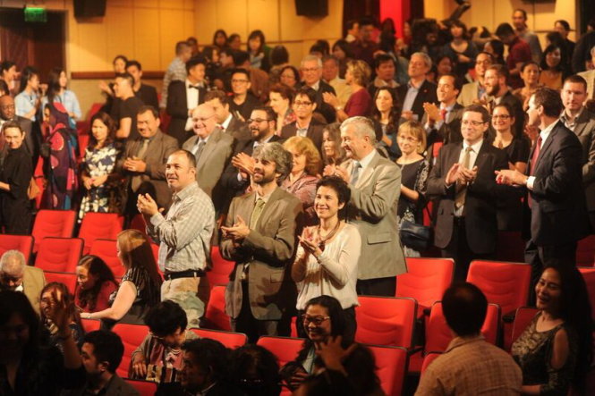 Khán giả đứng dậy vỗ tay tán thưởng chương trình. Ảnh: Quang Minh